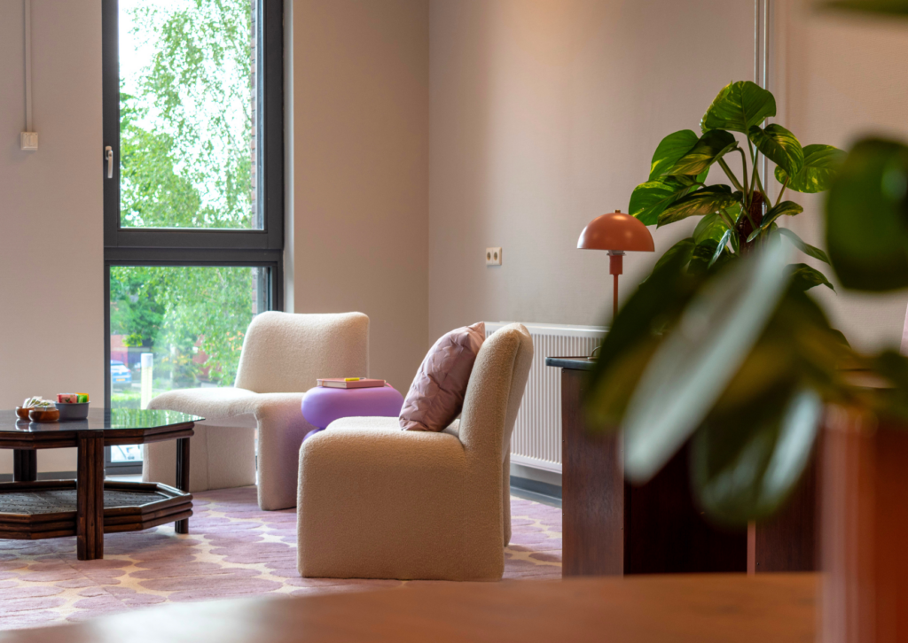 Praktijk Vreyers huiselijke warme behandelruimte met twee stoelen van een seksuoloog