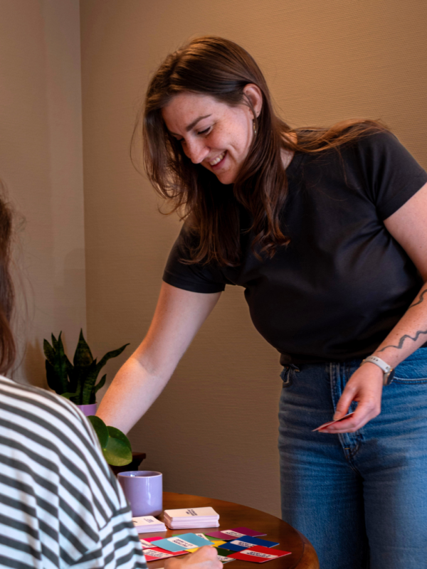 Seksuoloog Giulia Praktijk Vreyers aan het werk aan tafel